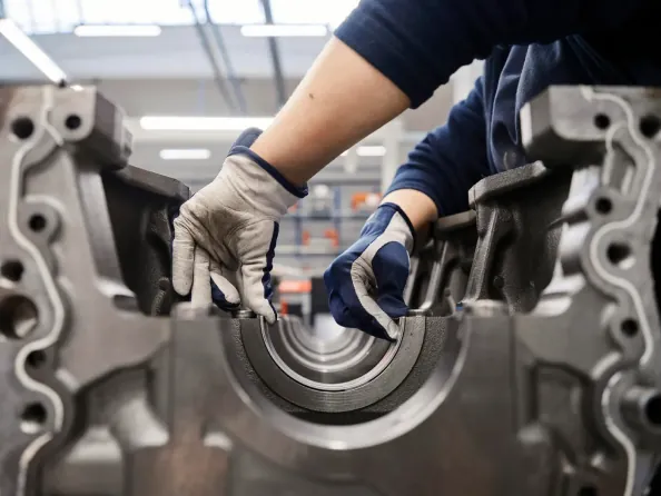 Tecnico al lavoro su un motore