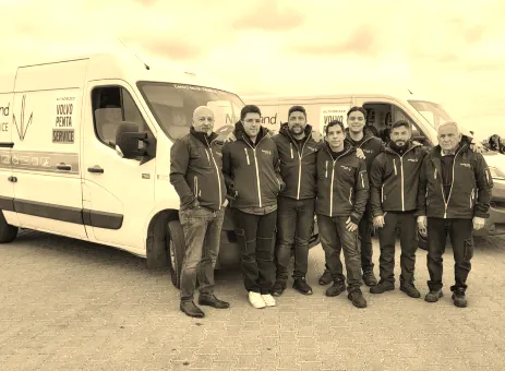 La squadra di Nautyland Service davanti al furgone dell’assistenza