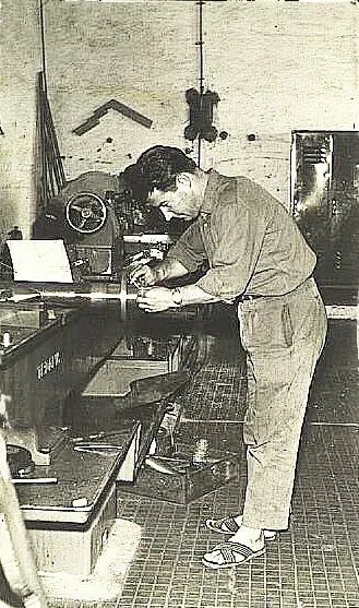 Al lavoro in officina negli anni Settanta