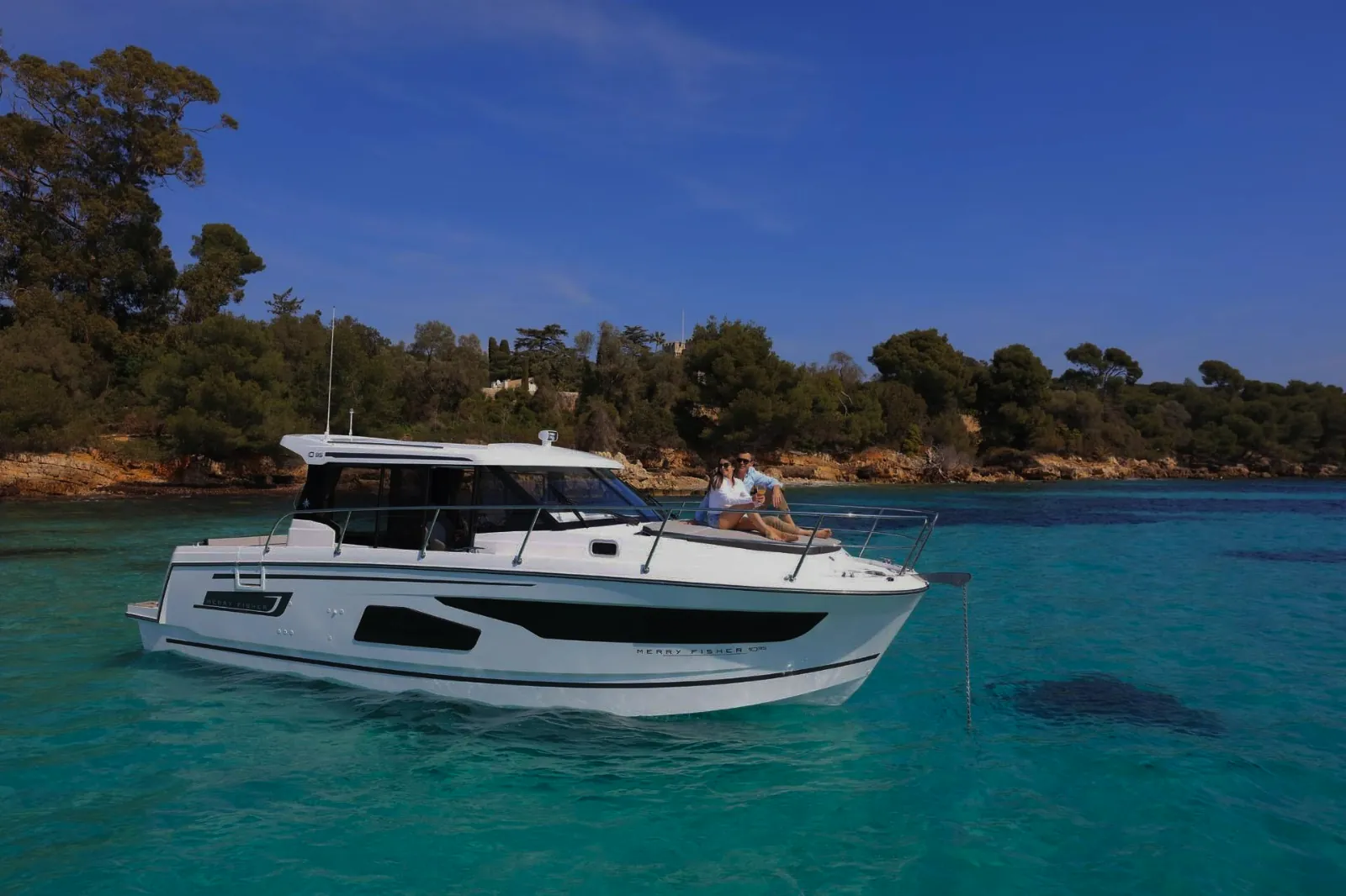 Yacht a motore in una baia